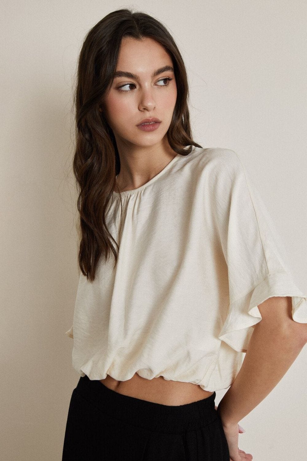 Blusas y camisas que favorecen si tienes los hombros anchos