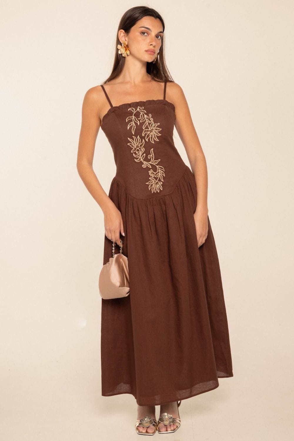 Vestido con volumen en la falda que favorecen a silueta tri&aacute;ngulo invertido