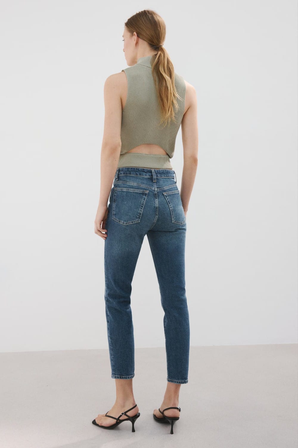 Vaqueros rectos que favorecen a silueta ovalada