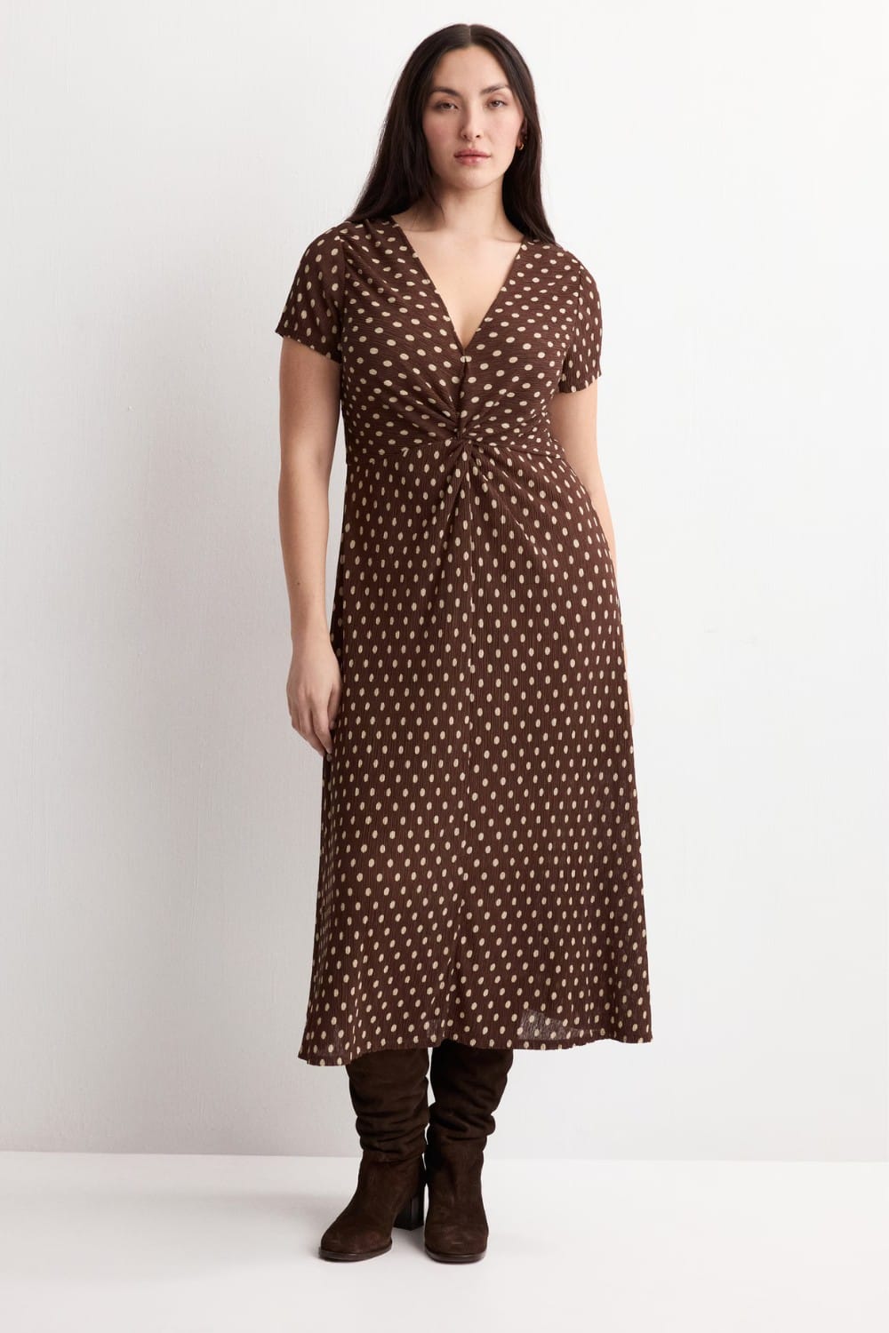 Vestido marr&oacute;n corte imperio para silueta ovalada