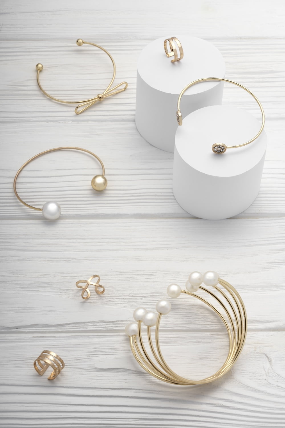 Pendientes y pulseras en color dorado con perlas y un estilo minimalista
