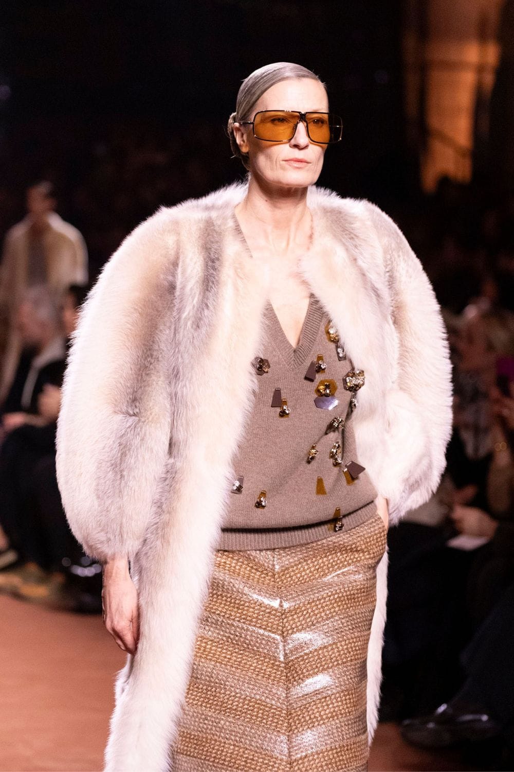 Modelo con abrigo de pelo una de las tendencias para otoño invierno 2025 2026