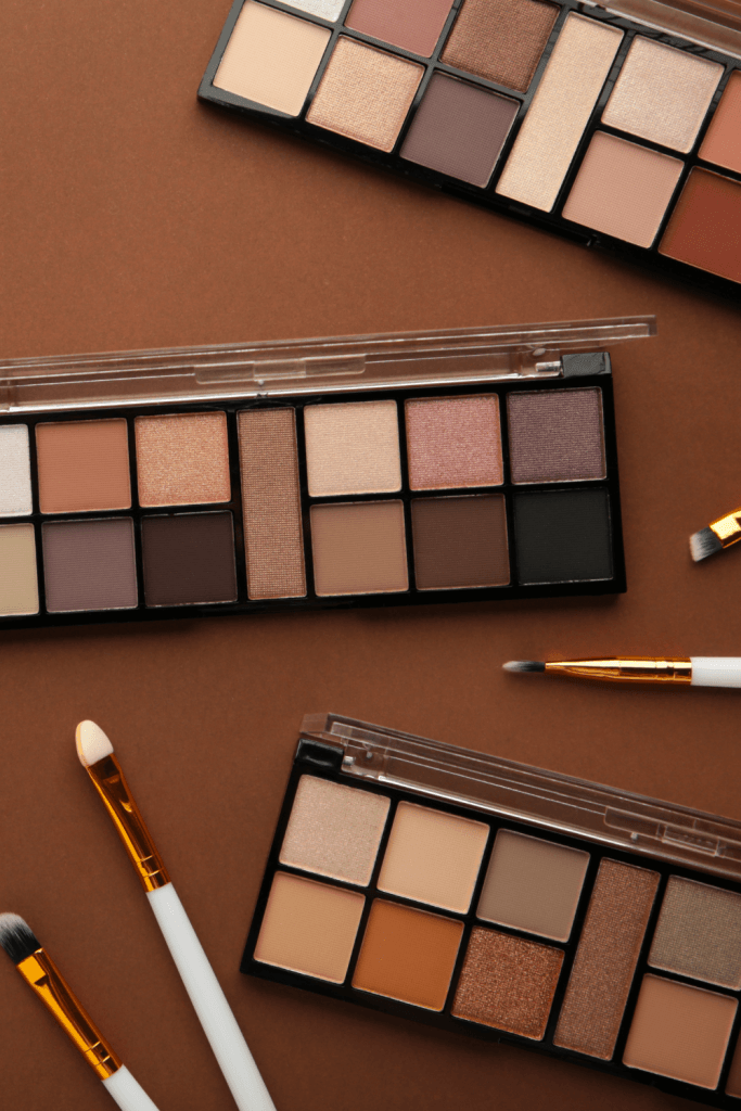 Colores de maquillaje para Acción de Gracias con sombras de ojos marrones 