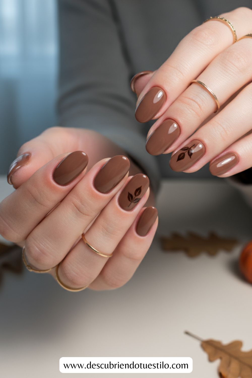Manicura marrón con detalles de hojas para otoño y acción de gracias