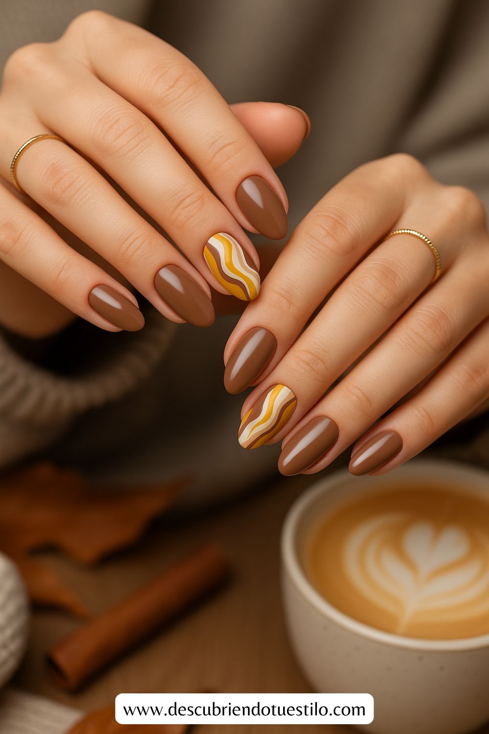 Uñas con detalles en color mostaza y marrón oscuro para otoño y días especiales como Acción de Gracias